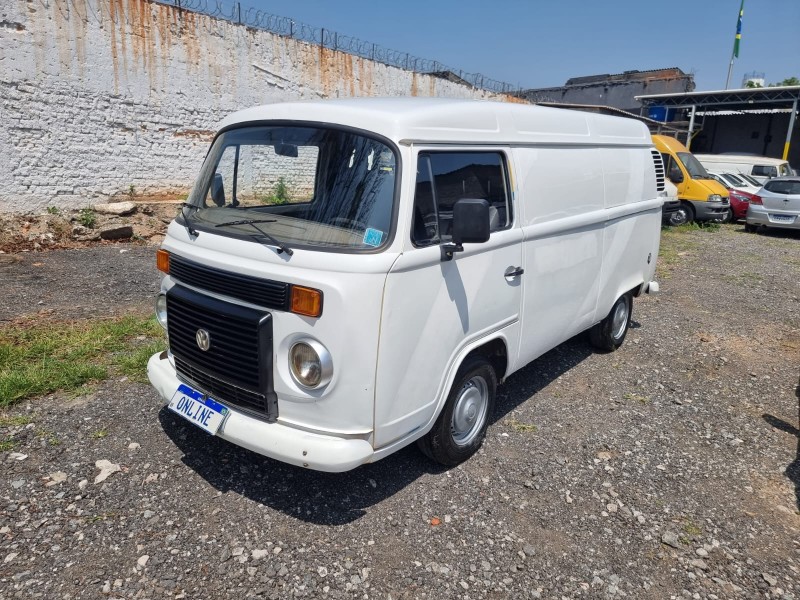 Kombi branca de 2008, limpa e pronta para realizar um carreto em uma rua de Belo Horizonte.